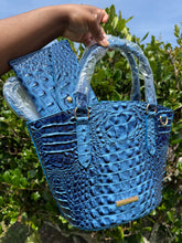 Load image into Gallery viewer, Medium Gator Print Bag
